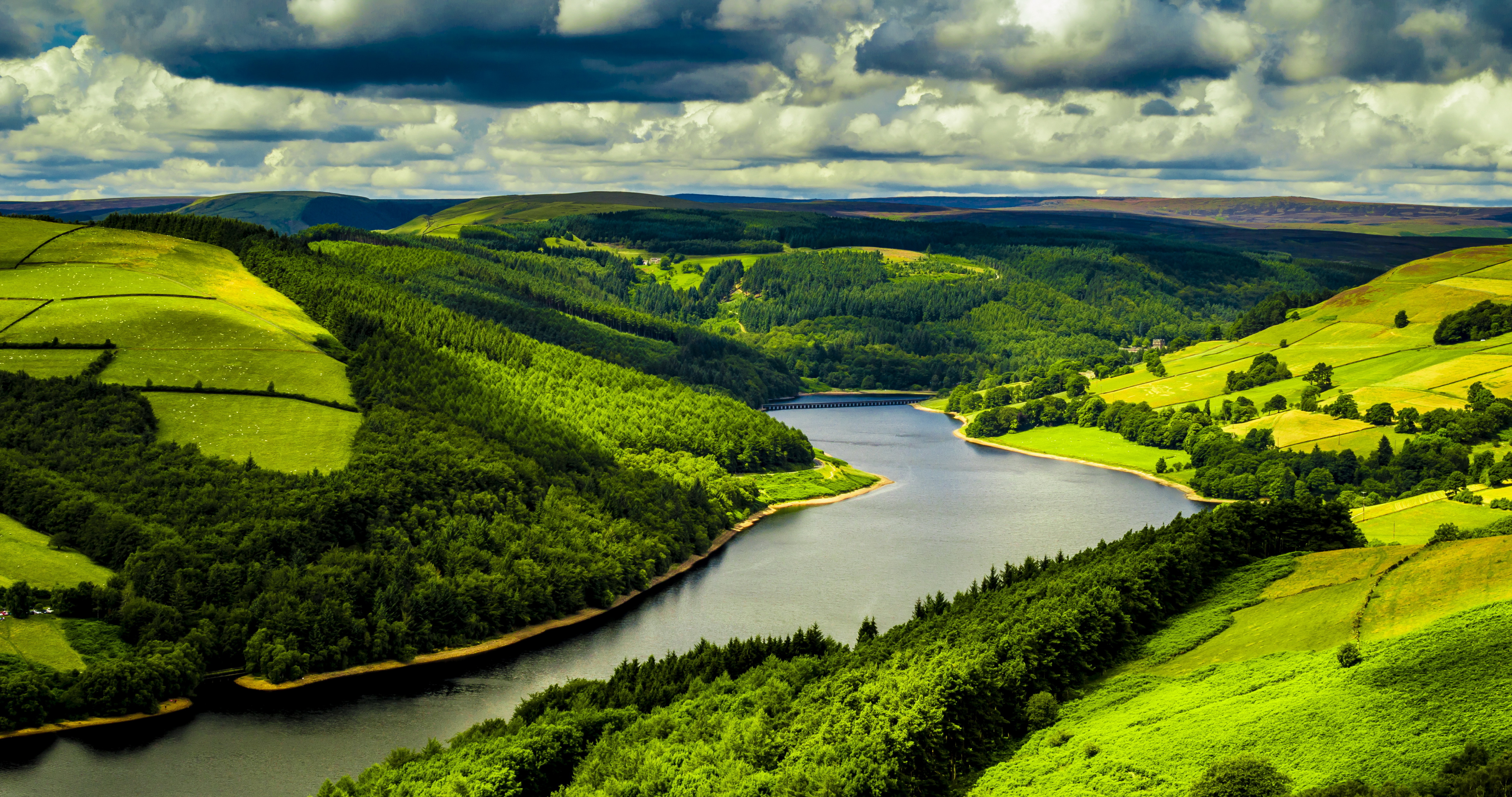 Обои на рабочий стол поля, Ladybower, пейзаж, Великобритания, река, лес, облака, природа