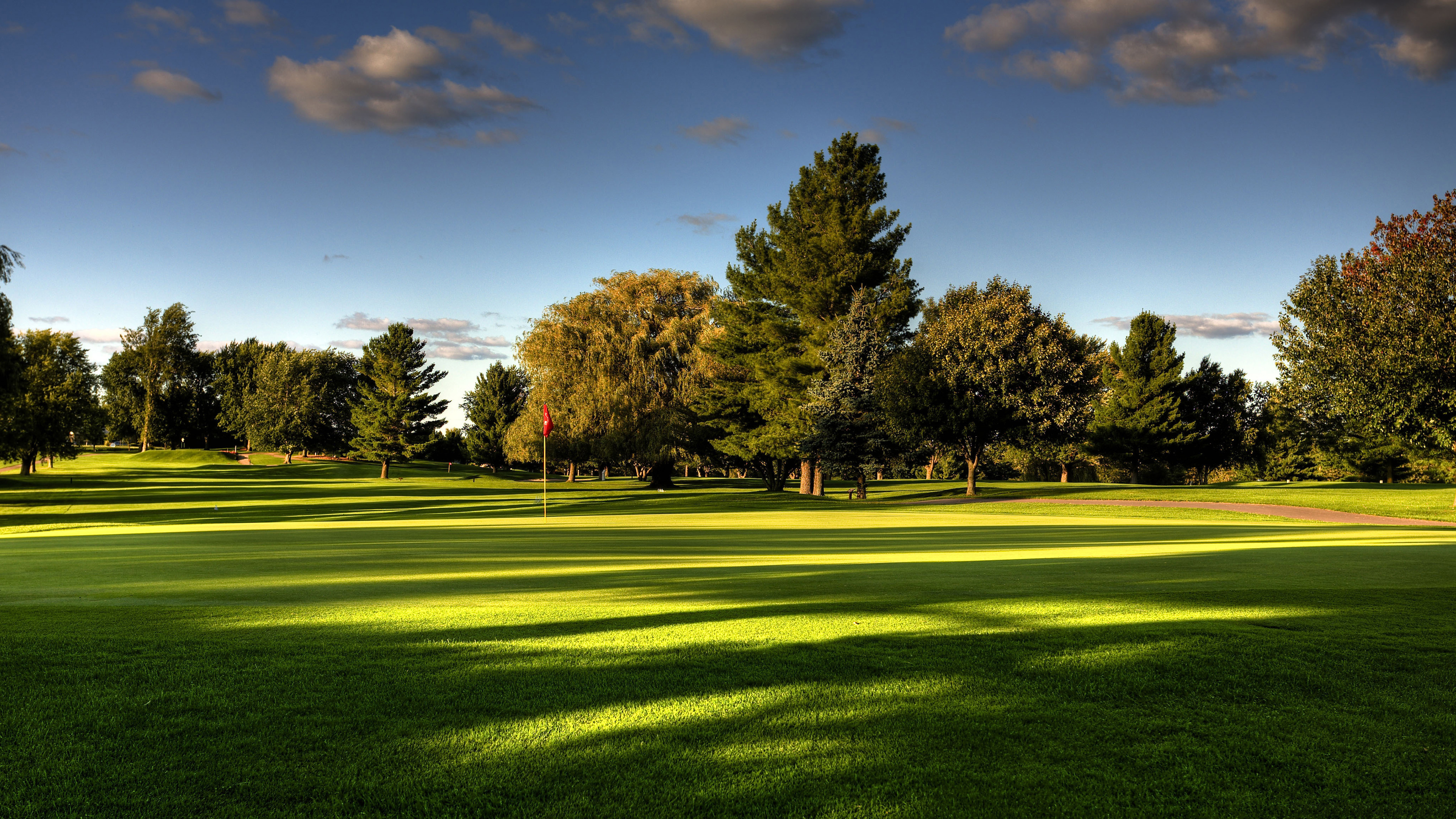 ultra hd 4k wallpaper,Golf course, nature, green grass, trees, clouds  поле для гольфа, природа, зеленая трава, деревья, облака