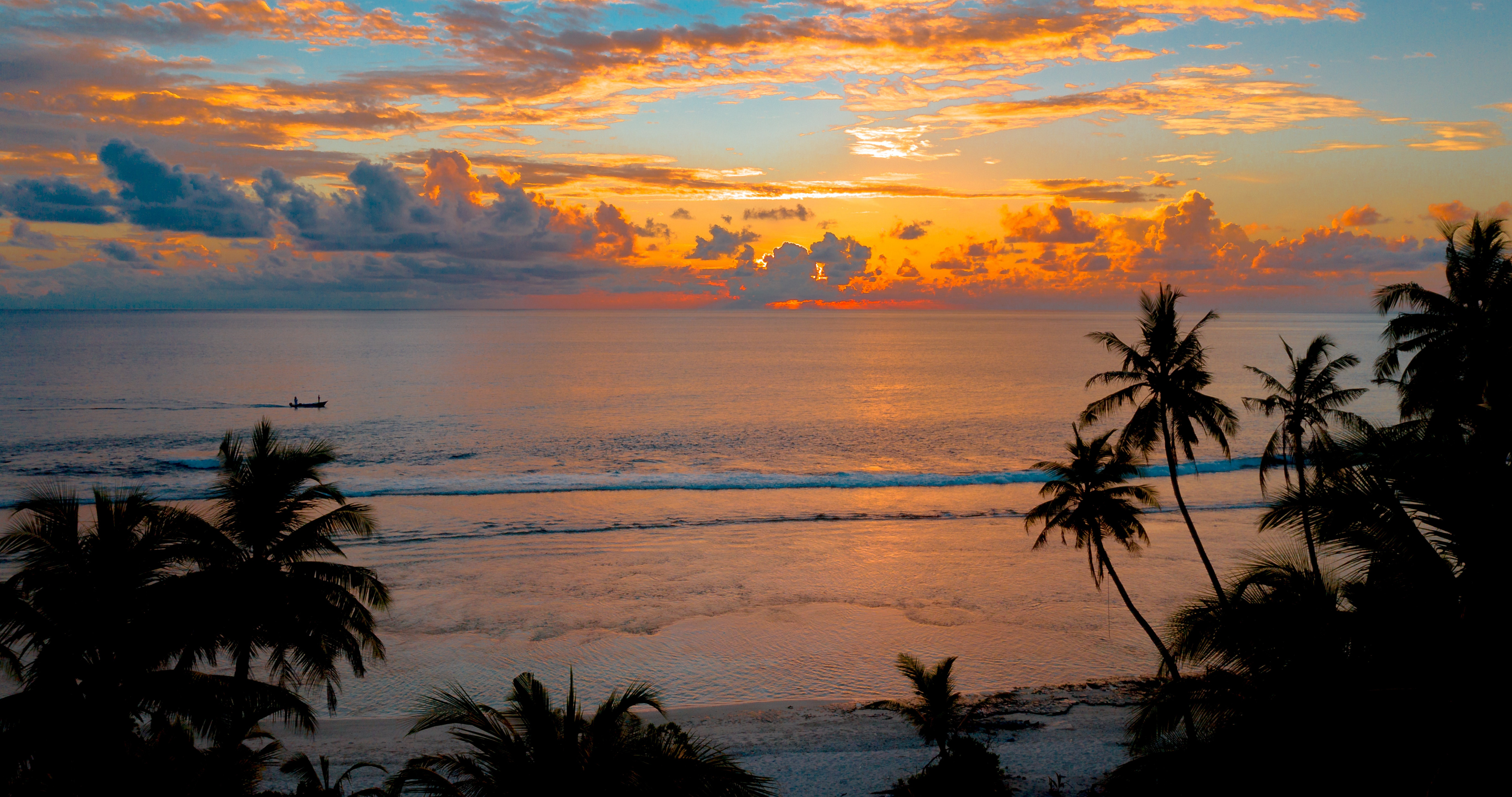 Обои на рабочий стол тропический, песок, кокосовые пальмы, сумерки, тихо, океан, закат, The Maldives, отдых, пальмы, небо, идиллический, мирный, природа, Восход смотреть, пляж, спокойный, побережье, море, силуэт, рассвет, тропики, отпуск, пейзаж, Paradise, облака