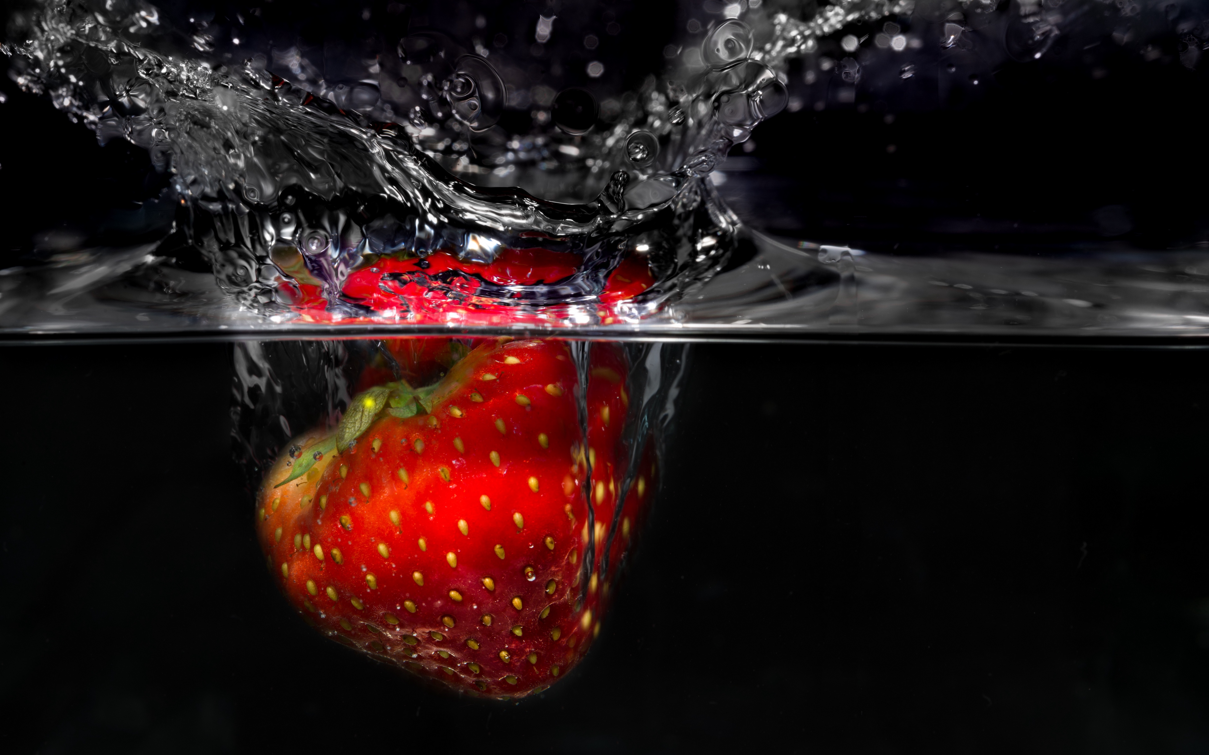 strawberry in water, macro, water spray, berry, 4K wallpaper free download, клубника в воде, макро, брызги воды, ягода, 4К обои скачать бесплатно