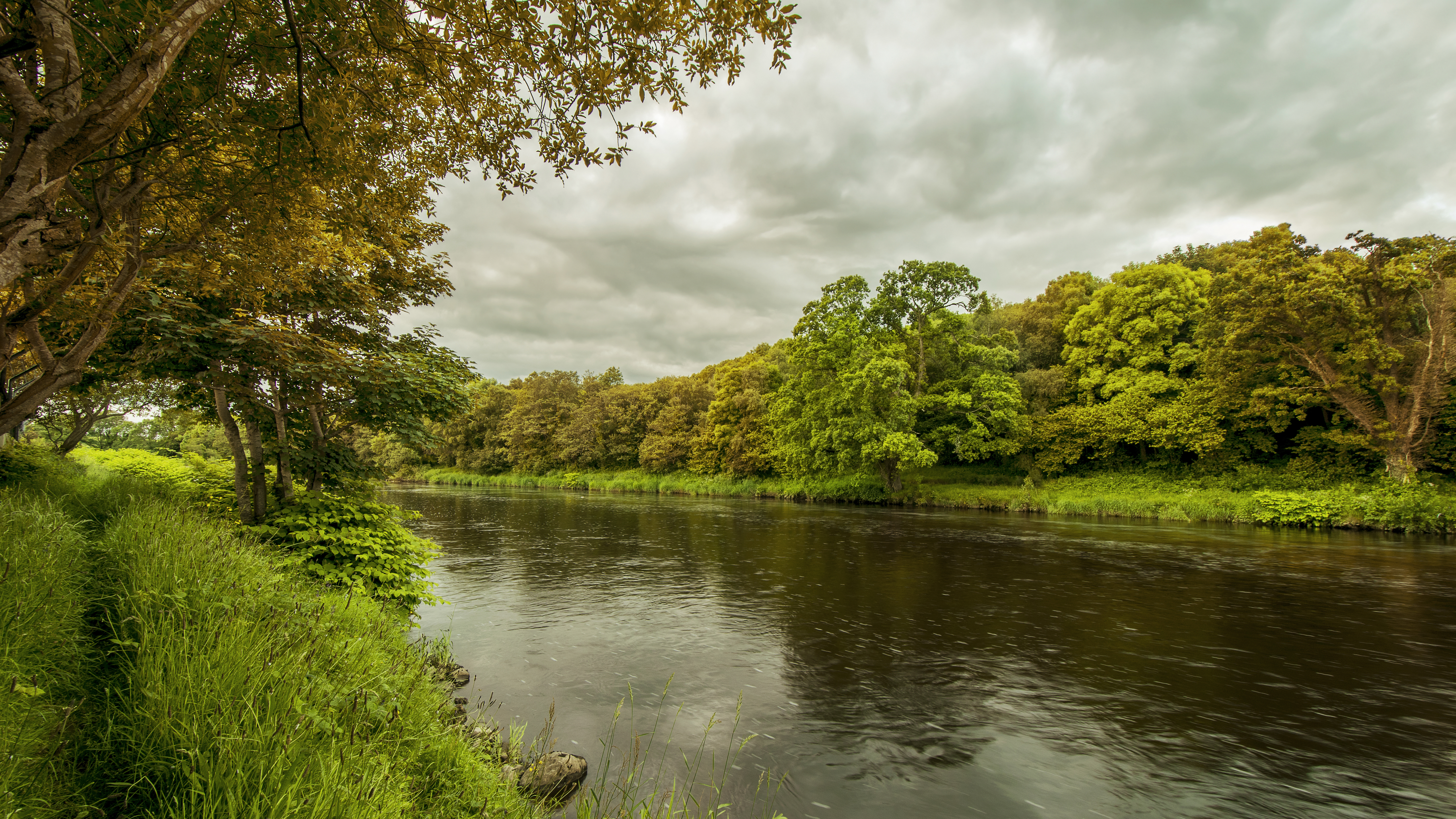 8К wallpapers, nature, river, banks, grass, summer, clouds, trees, greens, beautiful landscape, 8К обои, природа, река, берега, трава, лето, тучи, деревья, зелень, красивый пейзаж