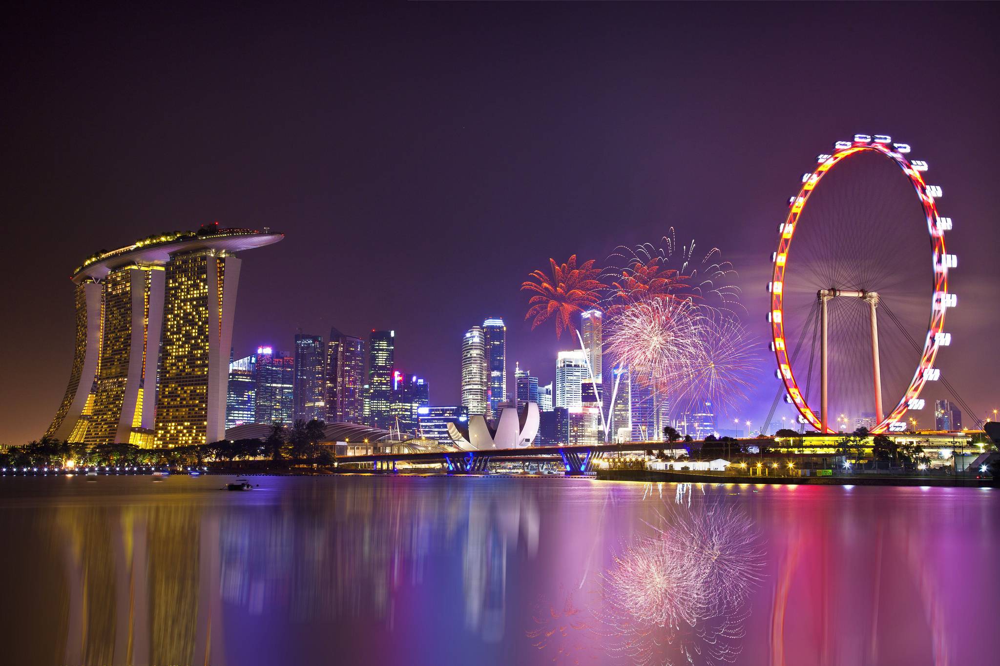 Фото бесплатно ночной город, дома, Сингапур, колесо обозрения, фейерверк, отражение в воде