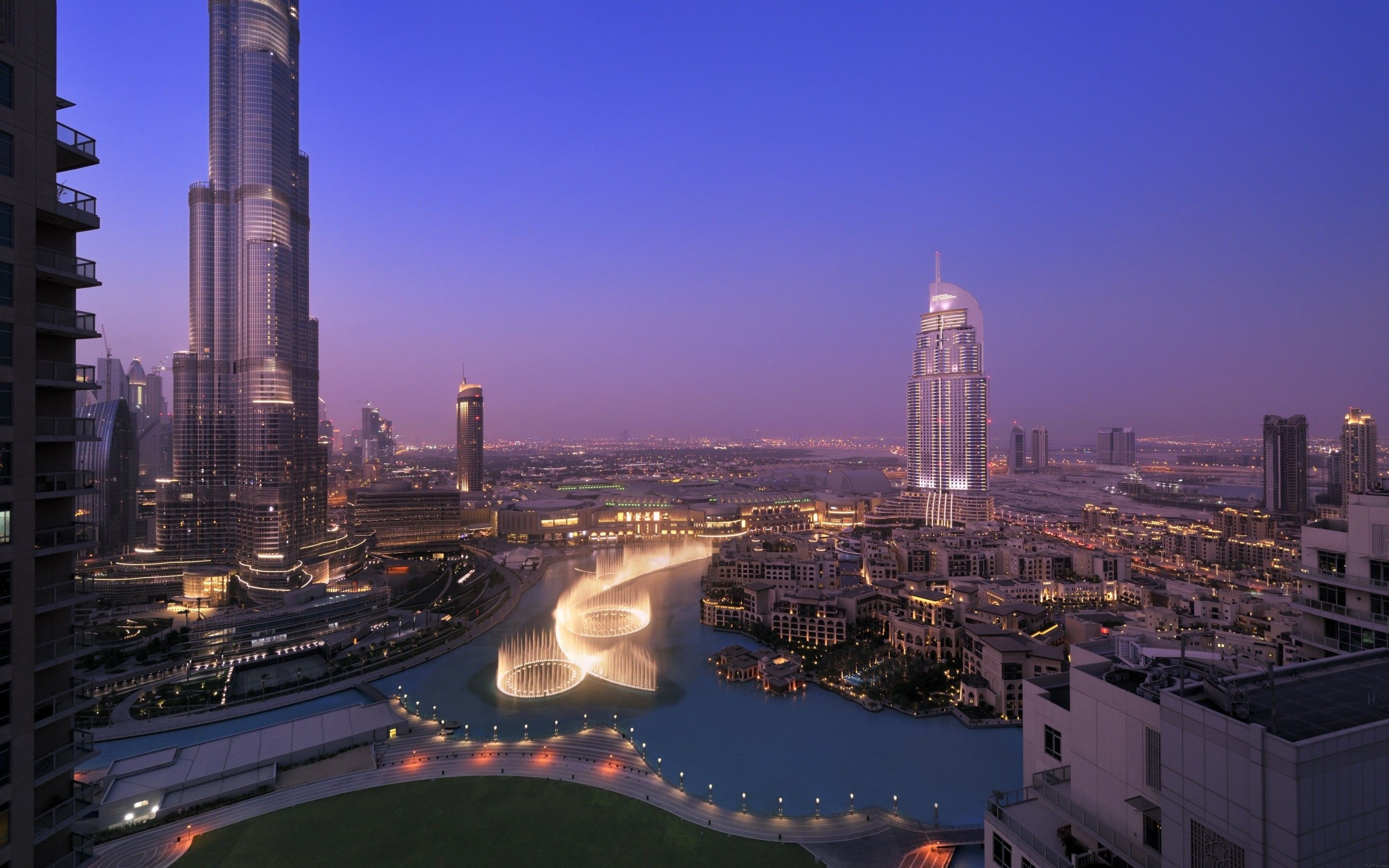 ОАЭ, Дубаи, вечер, небоскребы, светящиеся фонтаны, набережная, город, река, обои, United Arab Emirates, Dubai, evening, skyscrapers, glowing fountains, embankment, city, river, wallpaper