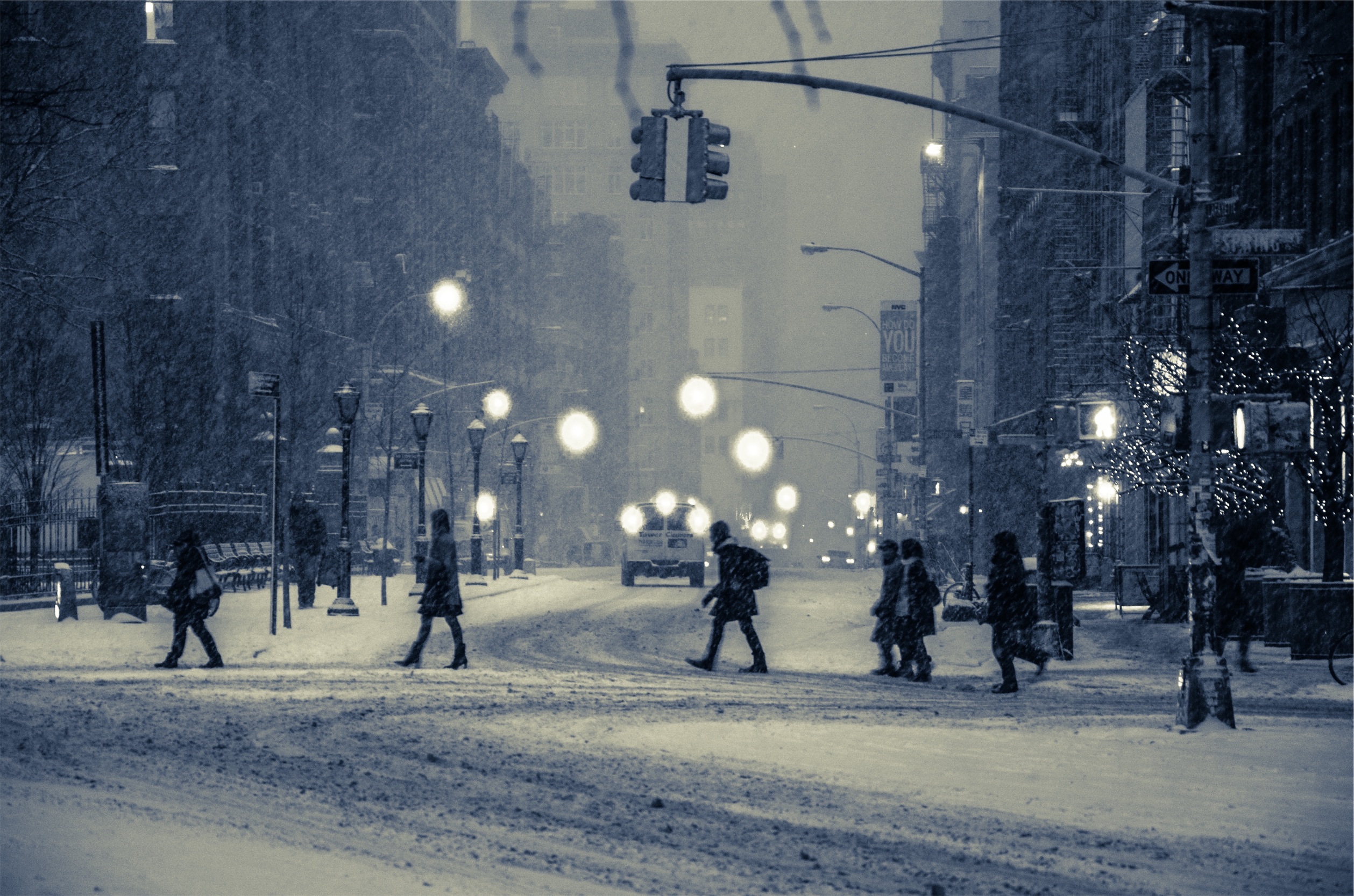 Фото бесплатно снег, зима, люди, улица, фонари, вечер, снегопад, город