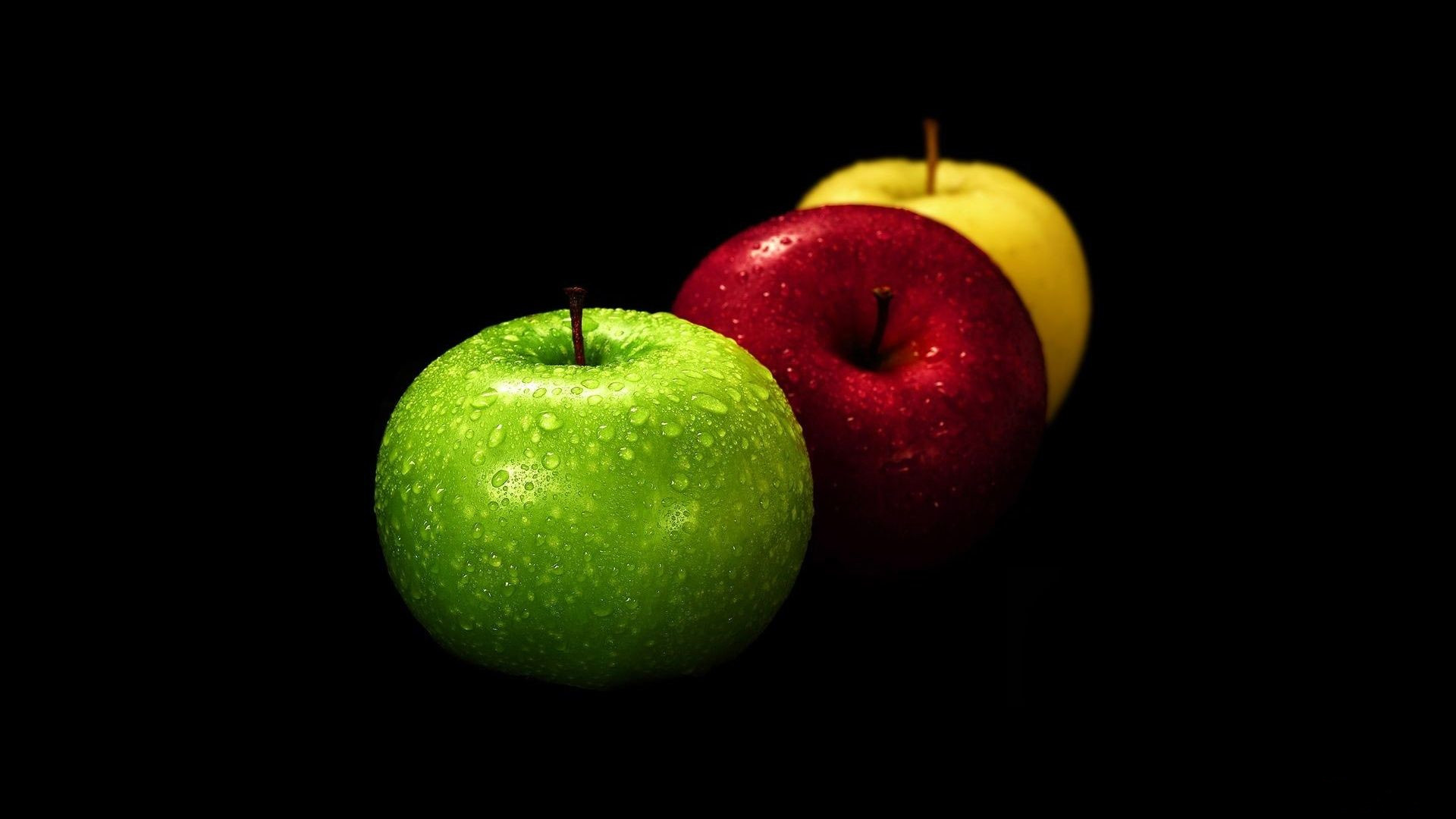 красное, желтое и зеленое яблоки на черном фоне 1920х1080 hd full
