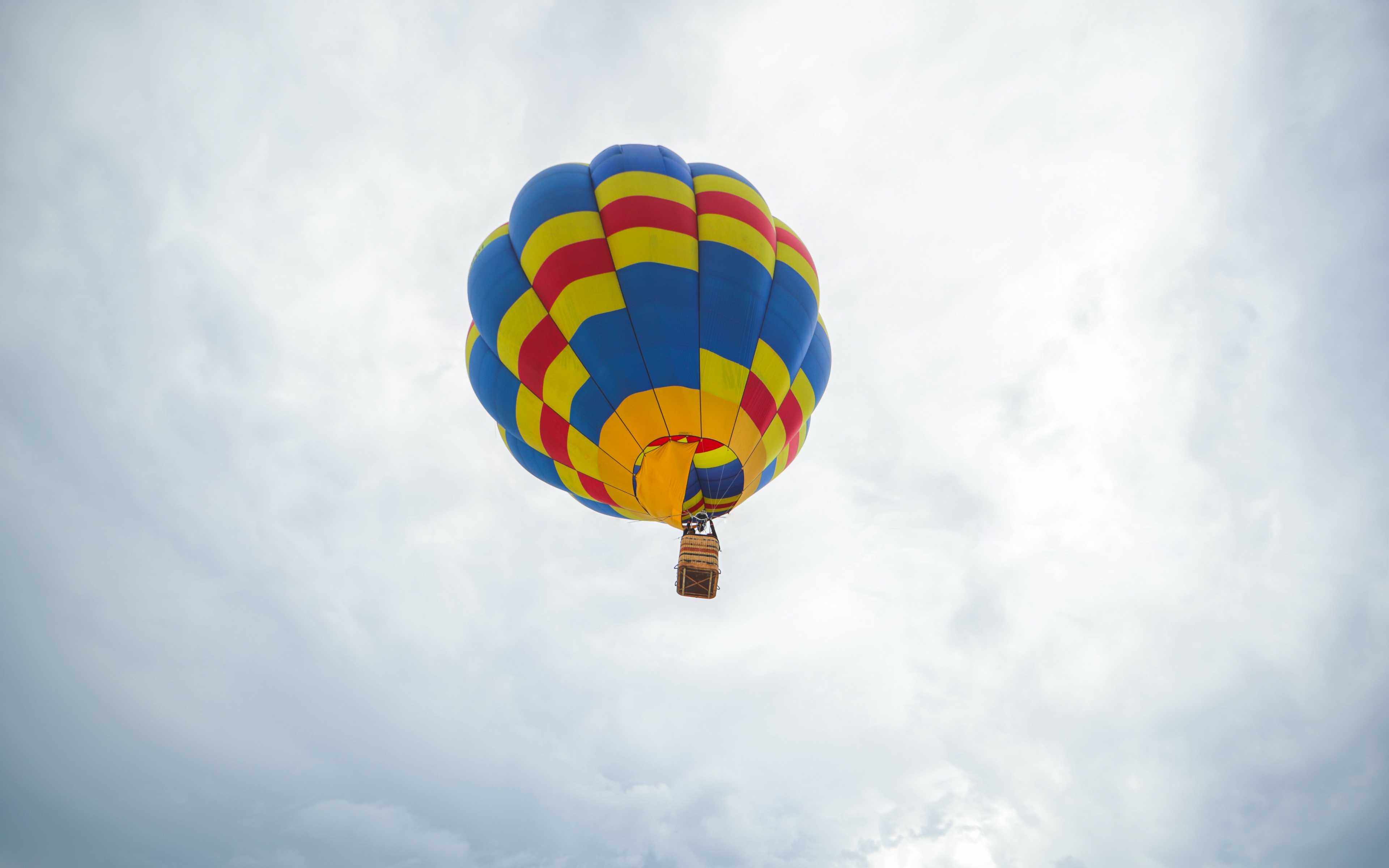 balloon in the sky, balloon, aircraft, minimalism, 4k widescreen wallpaper, аэростат в небе, воздушный шар, летательный аппарат, минимализм, 4к обои широкоформатные