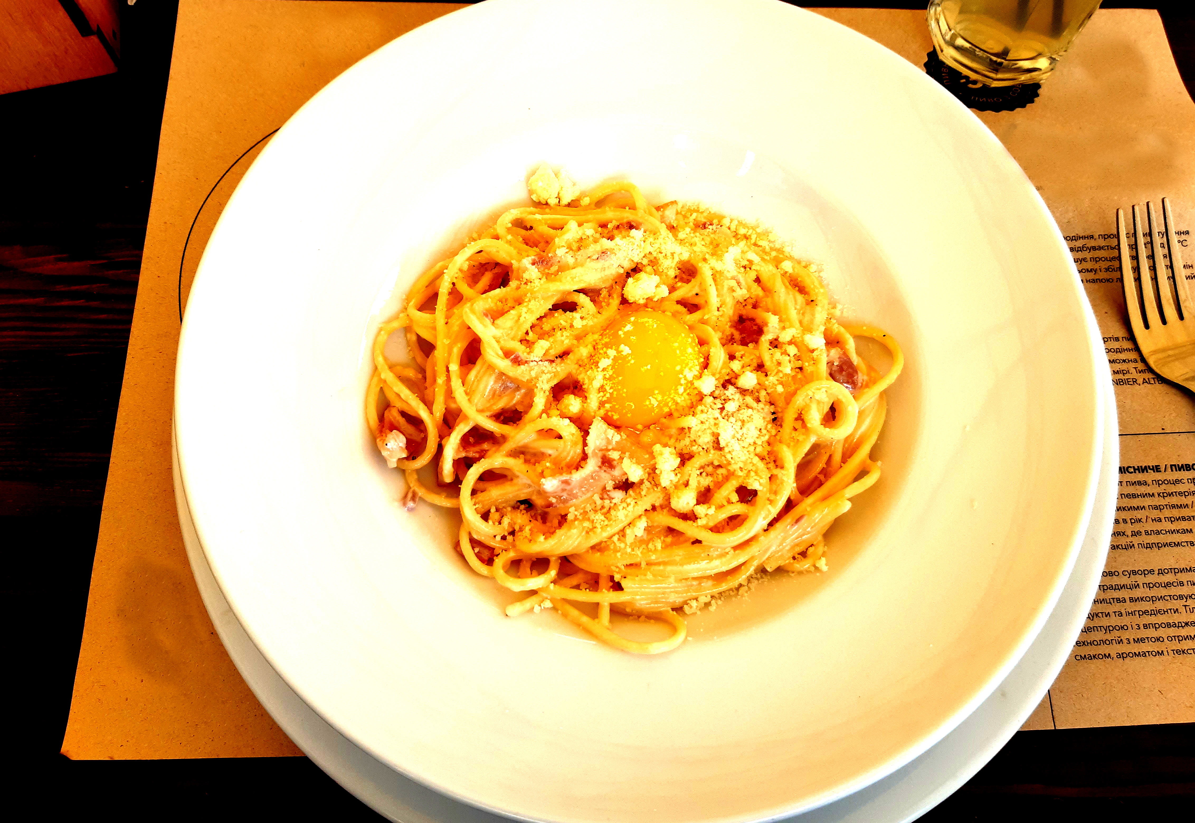 паста карбонара с беконом и яйцом, спагетти, сырой желток, блюдо, обед, еда, тарелка