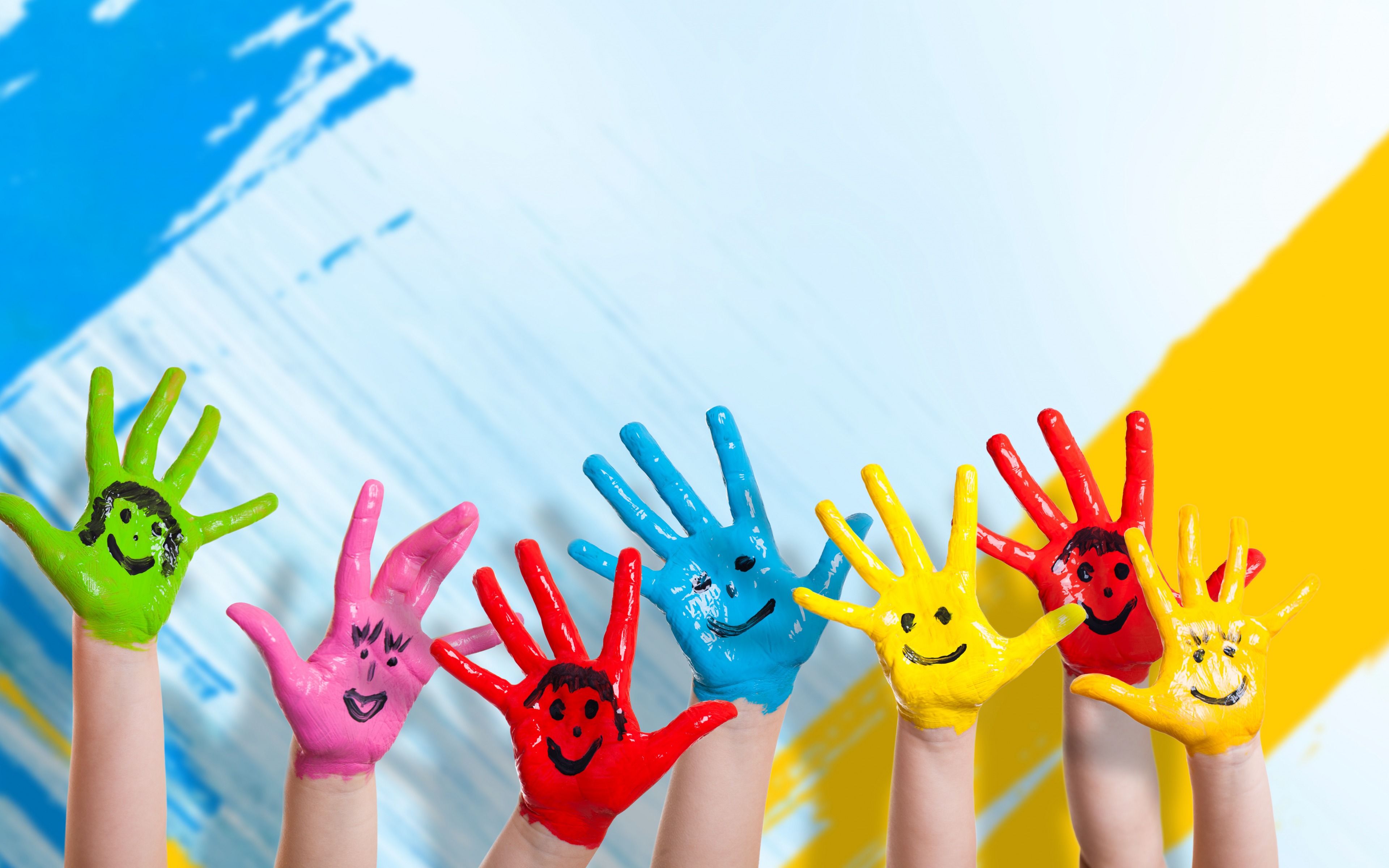 3840х2400 детские руки в разноцветной краске со смайликами
