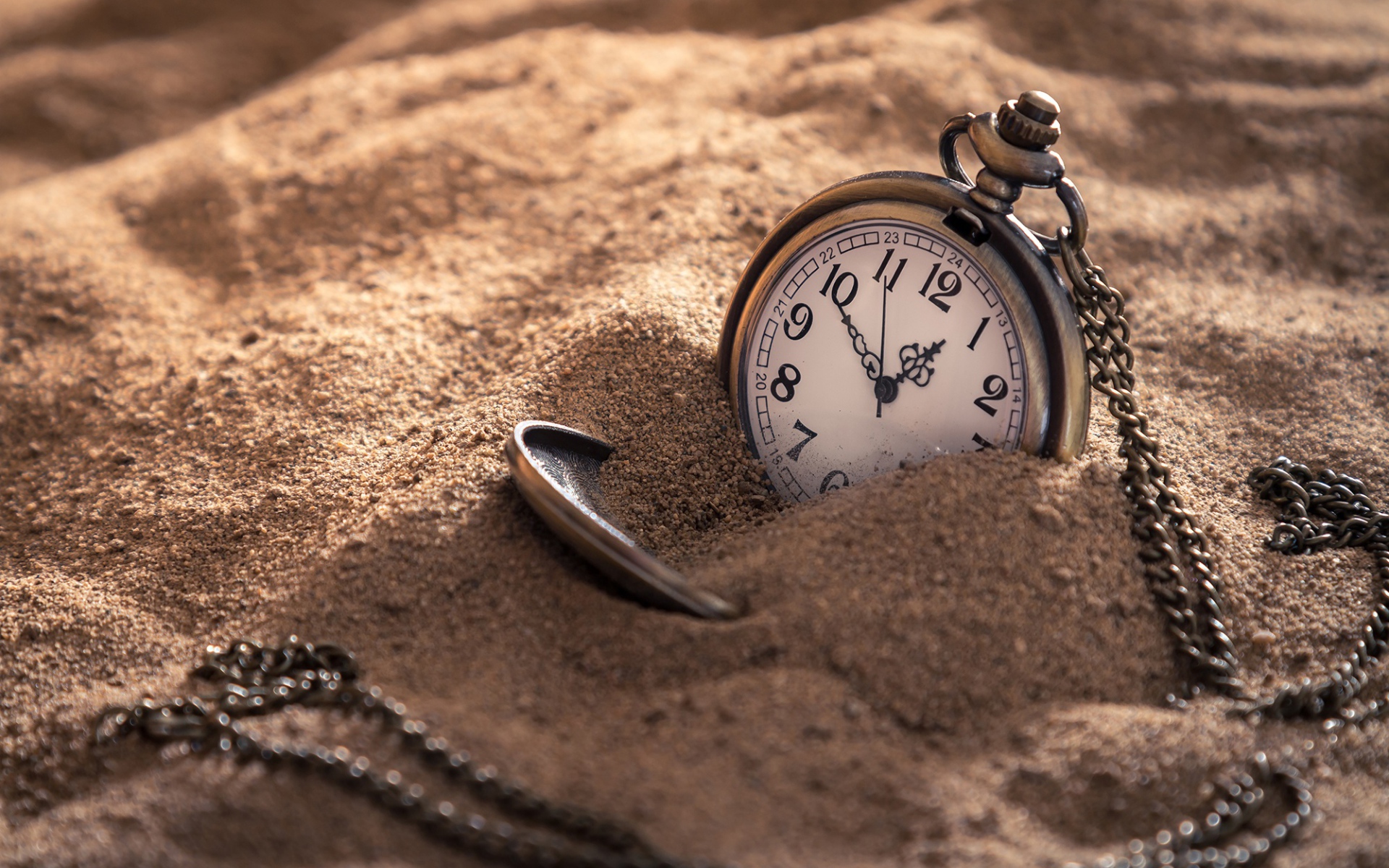 старинные часы на цепочке в песке, Creative Wallpaper, Pocket watch on a chain in the sand