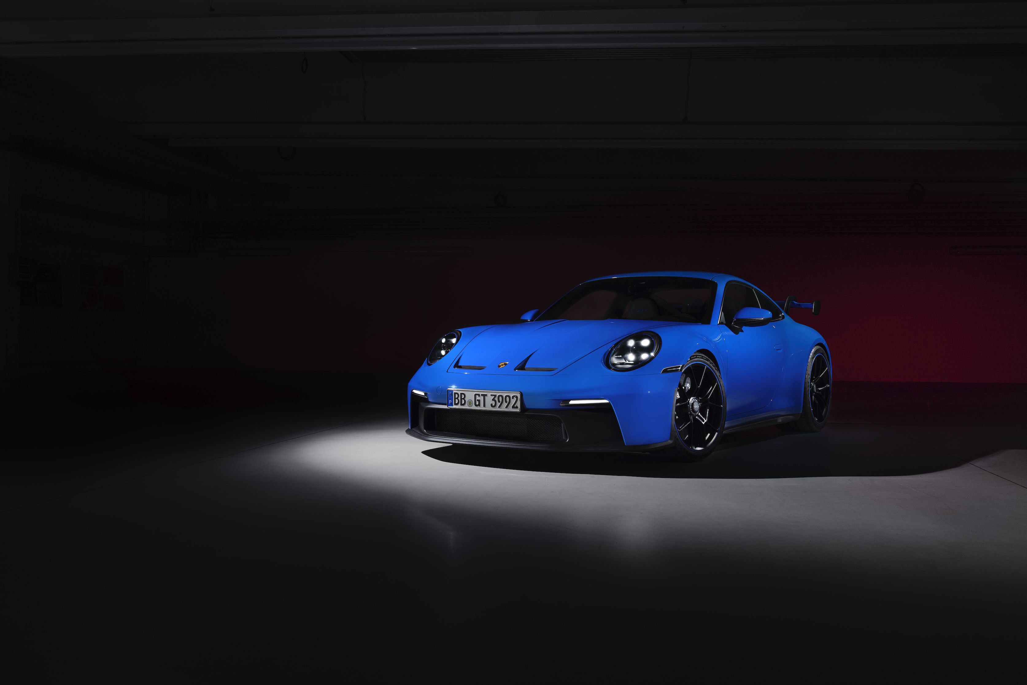 Фото бесплатно Porsche GT3, синяя машина, Porsche, на черном фоне