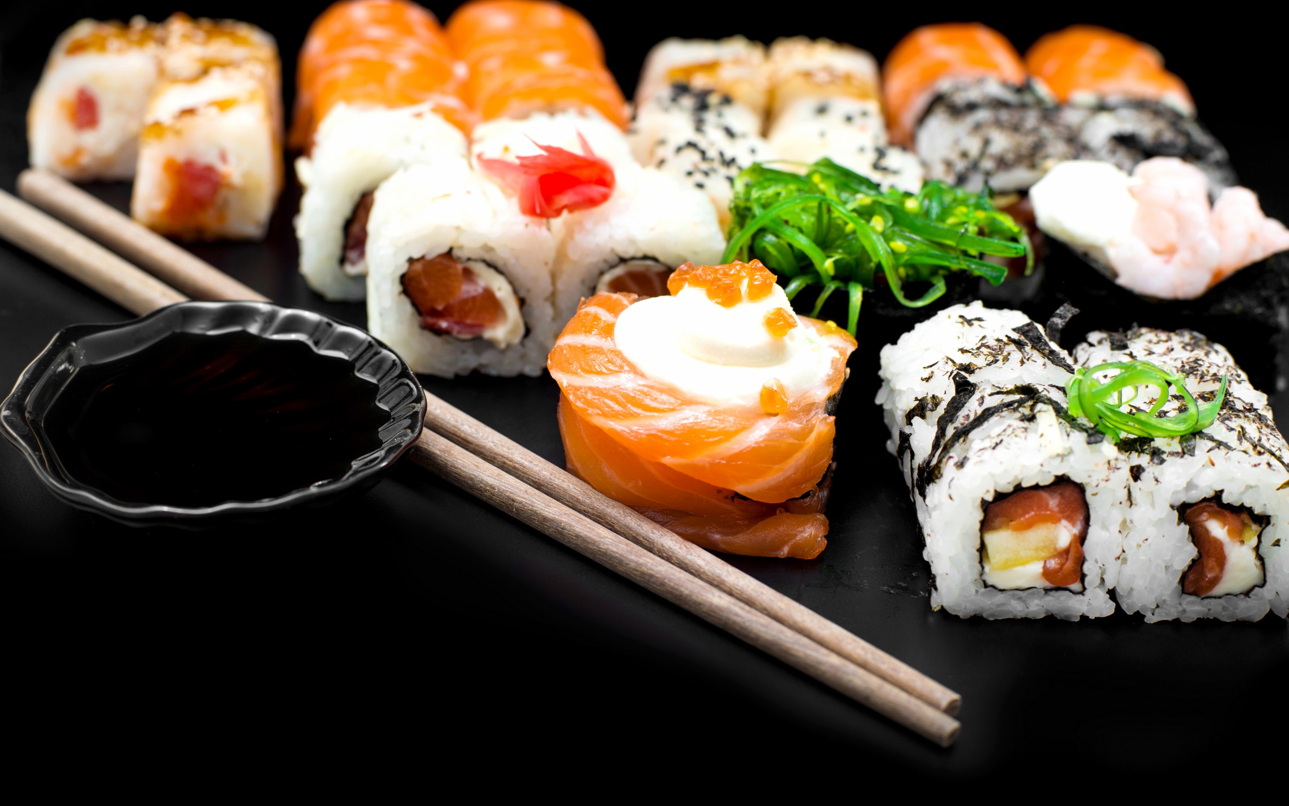 роллы, суши, палочки для еды, деликатесные блюда, китайская кухня, Rolls, sushi, chopsticks, delicacies, Chinese cuisine