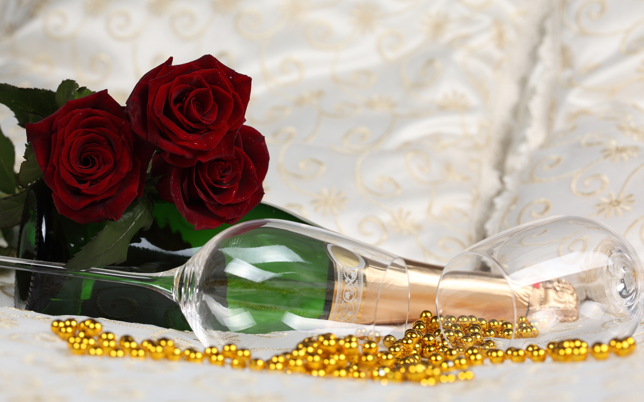 бордовые розы, букет, бокалы, бутылка шампанского, бусы, драгоценности, праздник, свадьба, обои, Burgundy roses, bouquet, glasses, a bottle of champagne, beads, jewelry, holiday, wedding, wallpaper