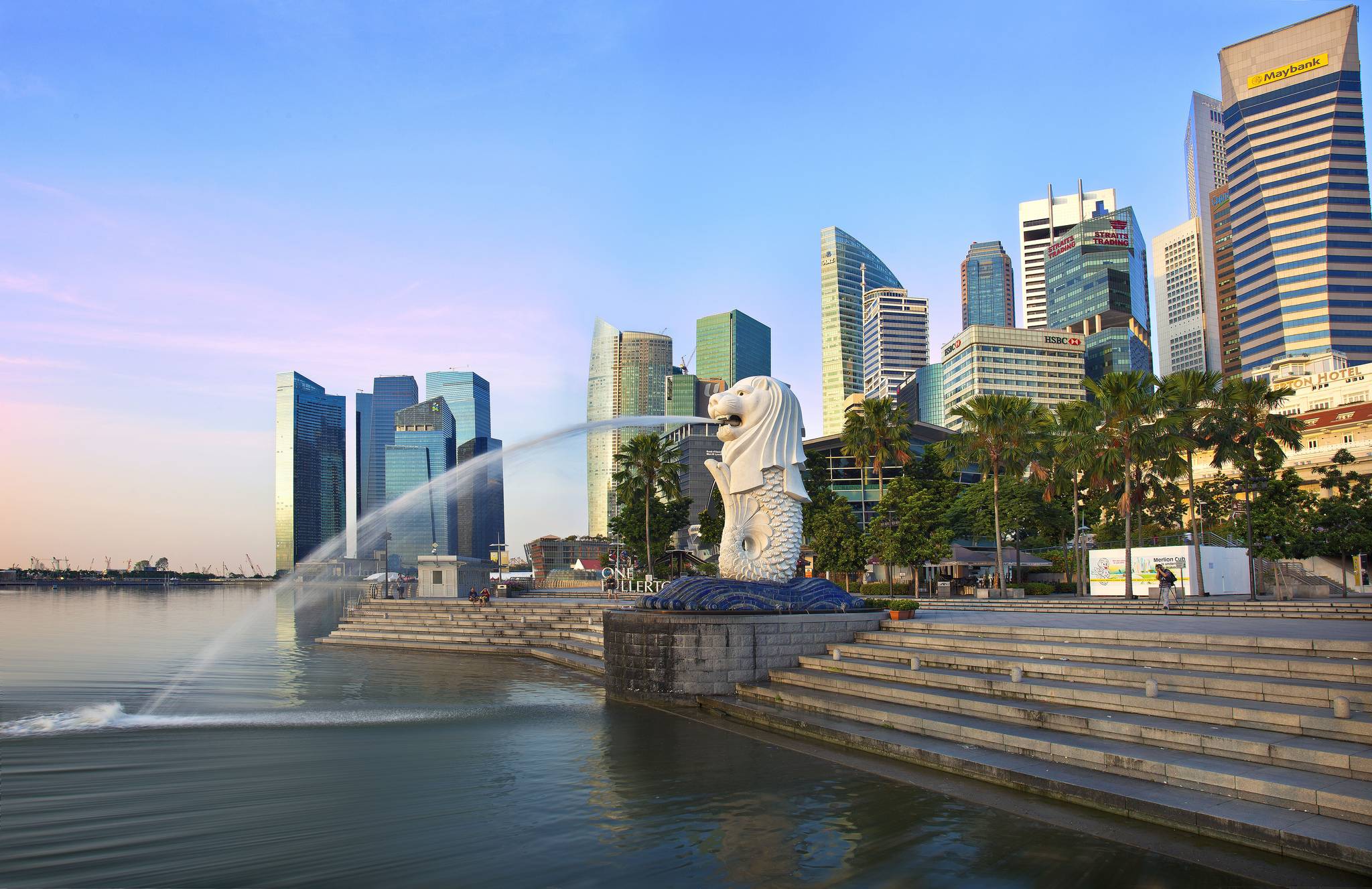 Фото бесплатно лев, Сингапур, город, фонтан, небоскребы, река, пальмы, лестница к реке